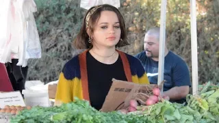 Joey King Of 'The Act' Shops For Fresh Produce At The Farmer's Market