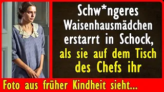 Die Frau sieht auf dem Schreibtisch des Chefs ihr Kinderfoto.