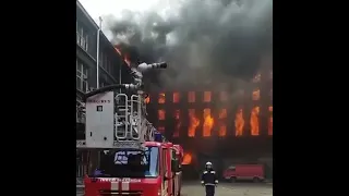 В Петербурге горит здание фабрики «Невская мануфактура».