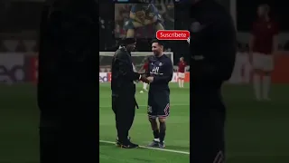 messi sale corriendo a abrazar a Ronaldinho