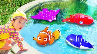 Voyage en famille de boram jouets dans la piscine