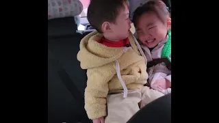 연년생 남매 아기의 첫 주먹 다짐 싸움 역시 K남매 ( Year-old brother and sister baby fight )