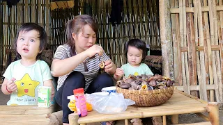 Single mother: The girl went into the forest to catch snails to eat with her children. Stay alive