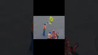 momen ketika bendera sang legenda kembali berkibar #motogp #46 #assengp #valentinorossi