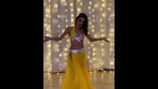 Belly dancer: Isa Munir (Brazil)Music: Voices of the Sahara (Percussionby Emad Sayyah