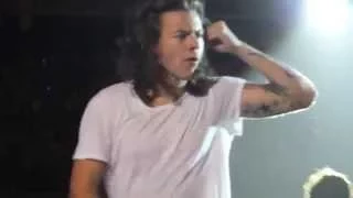 One Direction - Harry Hitting Someone With a Water Bottle - San Diego, CA - 7.9.15