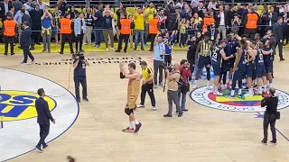 Barcelona galibiyeti sonrası tribünler Jan Vesely tezahüratı yapıyor ❤️