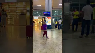 Аня танцует шафл #delhiairport #india2024 #dance