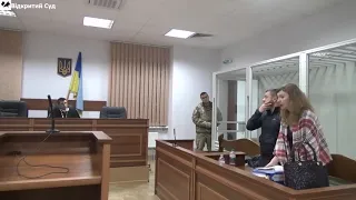 Адвокат підозрюваного самовільно залишає зал судових засідань, називаючи процес судилищем