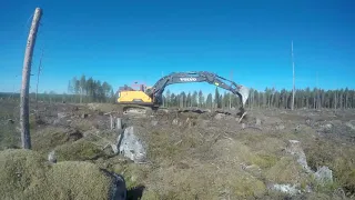 Brytning av skogsbilväg i stenig terräng