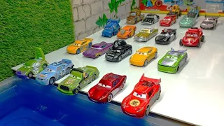 Disney Pixar Cars ☆ Have fun dropping many various cars of minicars into the water ♪