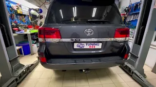 Хромированная накладка на крышку багажника Toyota Land Cruiser 200.
