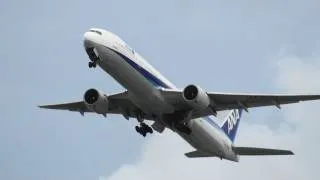 ANA All Nippon Airways Boeing 777-300 JA755A TAKE-OFF NAHA Airport 那覇空港 瀬長島 2011.10.14