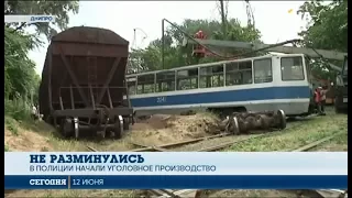 В Днепре трамвай столкнулся с поездом