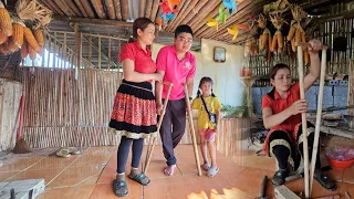 After the accident, Tieu Vi took good care of Phong's health. She made him a wooden crutch