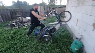 Tiberiu experimentează mersul pe tricicleta cu motor