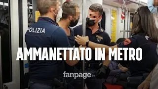 Milano, il video di un passeggero in manette sulla metro. La polizia: “Ha dato in escandescenze”