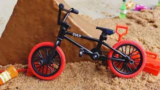 Building new ramp from mini bricks | Dirt jumps on Kinetic sand | BMX Finger