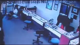 Jewelry store owner hit in face during robbery - 2011-02-02