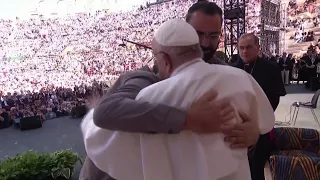 Papa Francesco abbraccia i parenti delle vittime di Hamas e Israele: "Non ho parole"