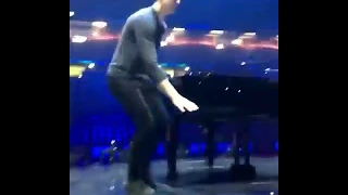 SHAWN MENDES TRIPS ON STAGE!