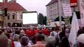 Gerhard Schröder in Magdeburg mit Hartz 4 Demonstranten