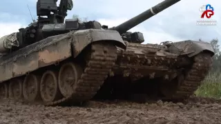 Т-90 месят грязь на полигоне