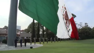 Participan autoridades educativas en ceremonia de izamiento de bandera en Campo Marte