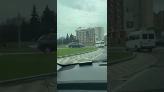 У Чернівцях прямо на кільці біля ТЦ «Майдан» кинули автівку.