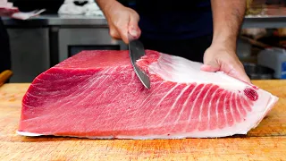 Cutting giant bluefin tuna to luxurious sashimi, teppanyaki tuna / 巨大黑鮪魚切割秀, 鐵板上腹肉 - Taiwanese food