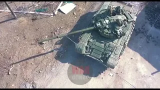 Мариуполь танк Т-72Б из состава батальона "Сомали" армии ДНР ведет бой