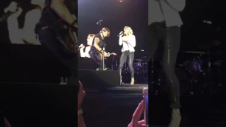 Keith Urban and Carrie Underwood performing The Fighter live in Wellington, New Zealand