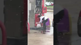 Женщина на заправке залила бензин в полиэтиленовый пакет