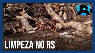 Porto Alegre tem mais de 20 mil toneladas de lixo e entulho após enchentes