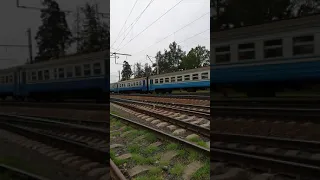 Электричка на железнодорожной станции Святошино в Киеве. Svyatoshino railway station in Kiev.