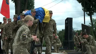 У Житомирі попрощалися із військовим, який загинув у боях за Донеччину