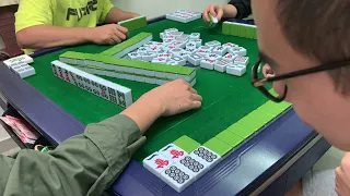 Mahjong106.立直步步高跑馬仔復仇戰之第3回合：執位後，敵人攻勢猛烈，盈利大跌。