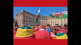 Watch: Hundreds of Wales rugby fans take part in giant flashmob in Bordeaux