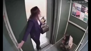 Две девушки перепутали лифт с туалетом