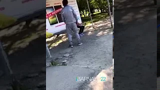 Мужчина онанирует перед девочкой в Барнауле