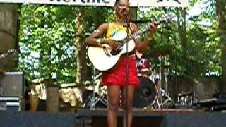 afrika festival hertme 2010 fatoumata diawara soundcheck song  P7107580
