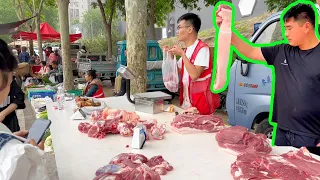 Chinese wet market. Let you experience the lively scene of Chinese people buying pork.