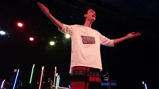 jacob collier plays the audience