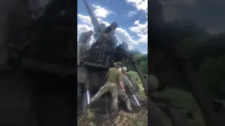 Ukraine shows artillery fire from  2S7 Pion.