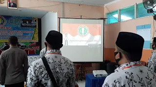 KHIDMATNYA MENYANYIKAN LAGU MARS PGRI PADA KONCAB PGRI KECAMATAN CIPARAY