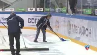 Роман Савченко разбивает стекло / Savchenko brakes the glass by a huge slap shot