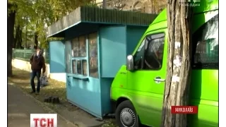 В Миколаєві маршрутка з пасажирами врізалась у кіоск на зупинці