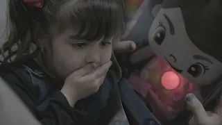 Le regalaron una muñeca maldita a su hija | Película Completa