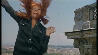 Monica Vitti & Giorgio Albertazzi jumping on the trampoline ("Ti ho sposato per allegria")