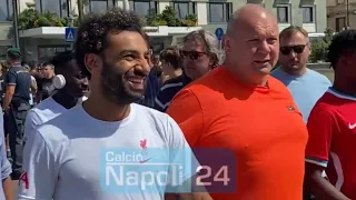 Napoli Liverpool LIVE, giro sul Lungomare: Salah risponde ai napoletani! Sentite cosa dice 😍